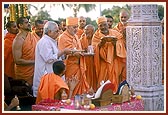 Swamishri performs arti of Thakorji and the sanctified pillar ...