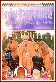 Swamishri blesses the devotees