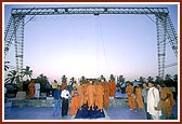 Swamishri expresses satisfaction after observing the mandir construction work