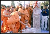 Swamishri pours cement in the hole of kumbhi