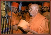 Swamishri engaged in Thakorji's darshan 