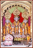 Thakorji's darshan at the samadhi sthan of Shriji Maharaj (memorial mandir) in Lakshmivadi