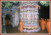 Swamishri prostrates and performs pradakshina at the memorial mandir