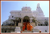 Descends the mandir steps after Thakorji's darshan