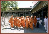 From Dada Khachar's darbar, Swamishri and sadhus head towards Akshar Ordi. The holy neem tree on left 