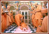 Swamishri offers prostrations before Akshar Ordi