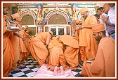 Swamishri offers prostrations before Akshar Ordi