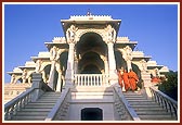 Swamishri descends the mandir steps for darshan of the shrines of Shri Hanumanji and Shri Ganapatiji