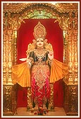 Darshan of Shri Ghanshyam Maharaj in divine, regal beauty 