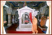 Swamishri performs pradakshina in Akshar Deri
