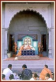 Devotees doing darshan in Swamishri's puja 