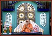 Swamishri humbly bows to all after concluding his puja