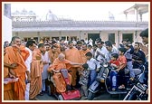 While on his way to the Yogi Smruti Mandir Swamishri is happy to see little children