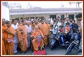 While on his way to the Yogi Smruti Mandir Swamishri is happy to see little children