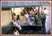 Devotees doing darshan in Swamishri's puja 