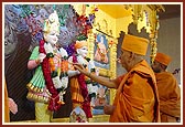 Swamishri performs the murti-pratishtha rituals