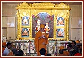 Performing the pratishtha arti