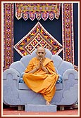 Swamishri blessing the pratishtha assembly