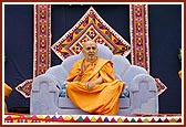 Swamishri blessing the pratishtha assembly