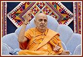 Swamishri blessing the pratishtha assembly