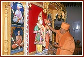 Swamishri performs the pujan rituals of murtis at BAPS Shri Swaminarayan Mandir