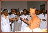 Swamishri concludes the ritual by performing arti of God residing in the hearts of devotees