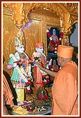 Swamishri performs the murti-pratishtha rituals