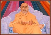 Swamishri blesses the pratishtha assembly