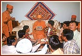 Swamishri blesses the main sponsorers of the pratishtha festival 