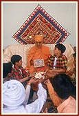 Swamishri blesses the main sponsorers of the pratishtha festival 