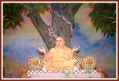 Swamishri blesses the volunteers' assembly