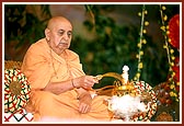 Sprays Shri Harikrishna Maharaj with colored water