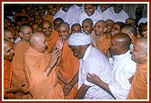 Swamishri meets Shri Ragha Bharwad