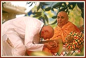Shri Haka Bapu bows to Swamishri, who had, on many occasions, heard Brahmaswarup Shastriji Maharaj narrate the life and glory of his guru Bhagatji Maharaj. 