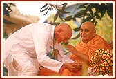 Shri Haka Bapu bows to Swamishri, who had, on many occasions, heard Brahmaswarup Shastriji Maharaj narrate the life and glory of his guru Bhagatji Maharaj. 