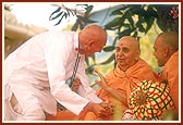 Shri Haka Bapu bows to Swamishri, who had, on many occasions, heard Brahmaswarup Shastriji Maharaj narrate the life and glory of his guru Bhagatji Maharaj. 