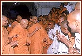 Swamishri enjoys with parshads