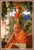 After his puja, Swamishri bows and expresses his 'Jai Swaminarayan' to all