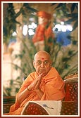 After his puja, Swamishri bows and expresses his 'Jai Swaminarayan' to all