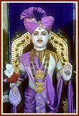 Shri Harikrishna Maharaj showers his blessings on all devotees on the festive day