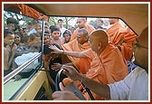 Swamishri blesses the children