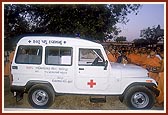 At the renowned BAPS gaushala in Sarangpur, Swamishri inaugurates the new office, mobile medical van and clinic for animals 