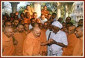 Swamishri converses with Shri Ragha Bharwad