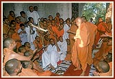 The sadhaks rejoice with Swamishri