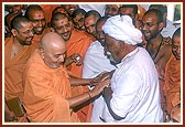 Swamishri with Ragha Bharwad