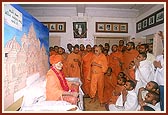 Swamishri doing darshan in the room where Brahmaswarup Shastriji Maharaj stayed