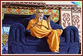Swamishri blesses the assembly