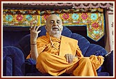 Swamishri blesses the assembly