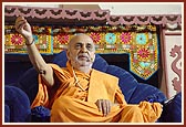 Swamishri blesses the assembly