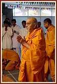 Swamishri engaged in darshan on his arrival